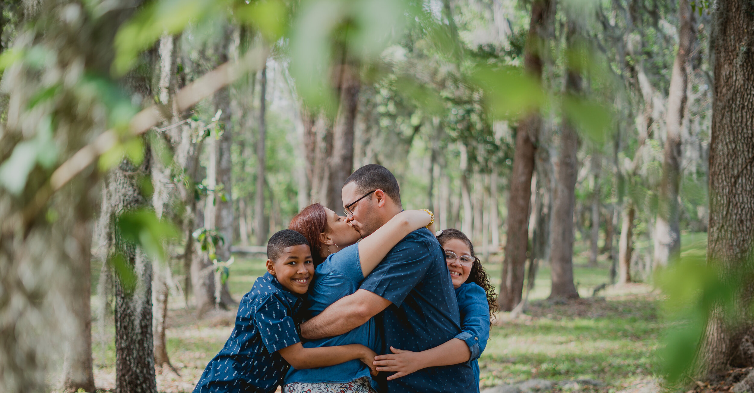 Capture the magic of a family hug in the heart of the forest. Abrazo de oso en el bosque. Discover the beauty of Puerto Rico with destination photographer Karen Fabiola Photo.