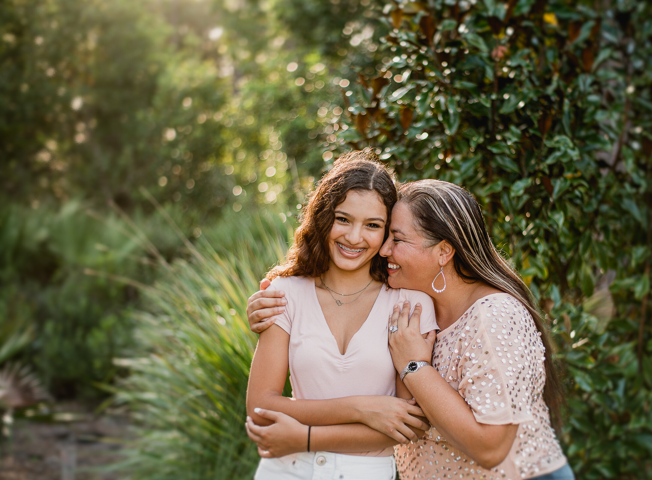 At-home family photos. Beautiful mom and daughter in their backyard. Family Photographer - Mayagüez - Rincon - Cabo Rojo, Puerto Rico - Karen Fabiola Photo