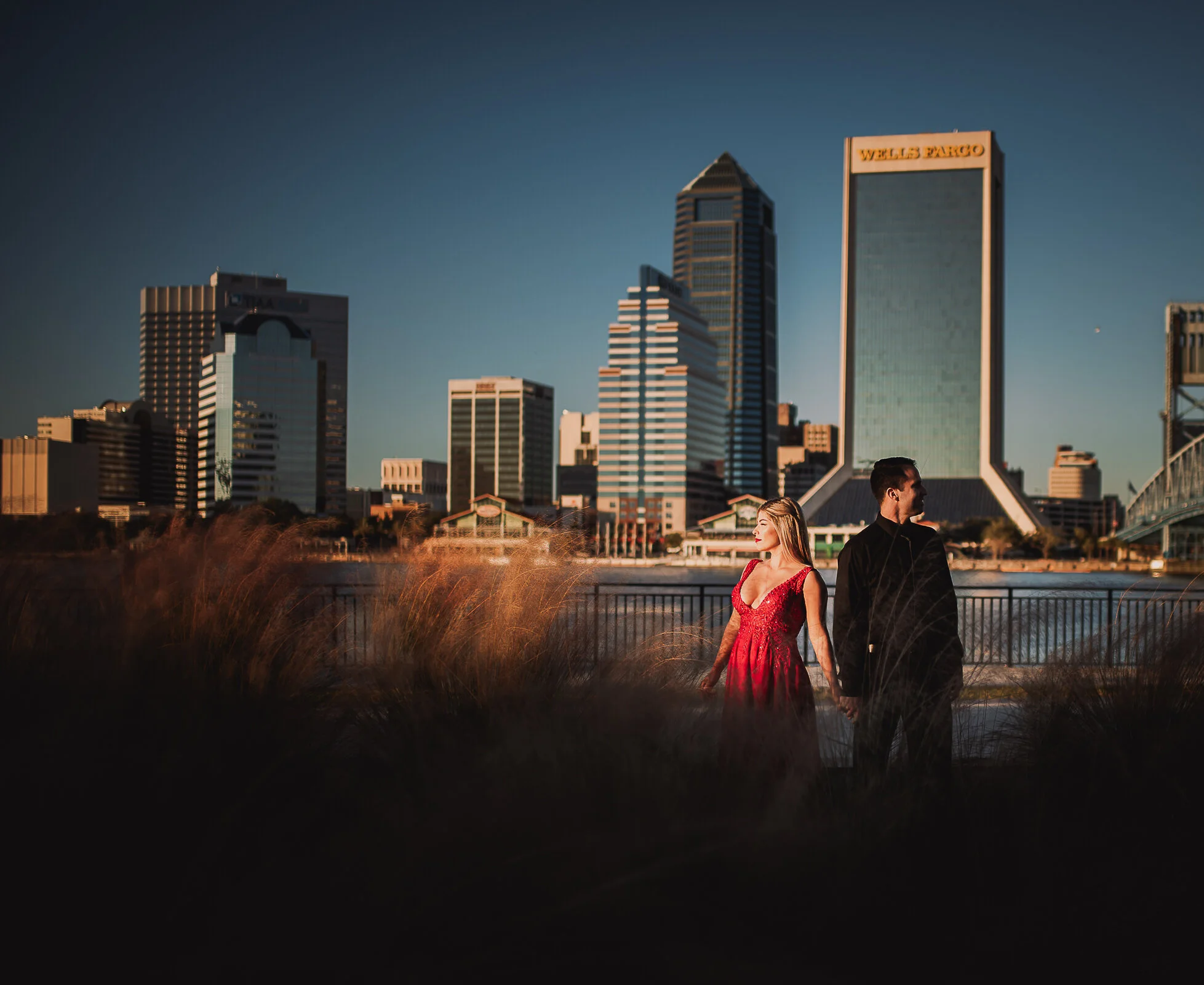 Sunset couple in Jacksonville - Emotive photography by Karen Fabiola Photo. Fotografo Cabo Rojo, Puerto Rico. Celebrando aniversario de bodas en Puerto Rico. Puerto Rico photographer for travelers.