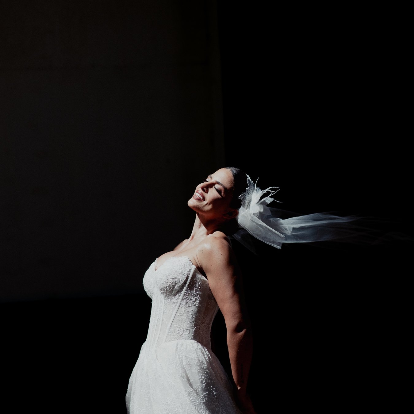 Beautiful bride playing with the light. Antiguo Casino de Puerto Rico. Karen Fabiola Photo