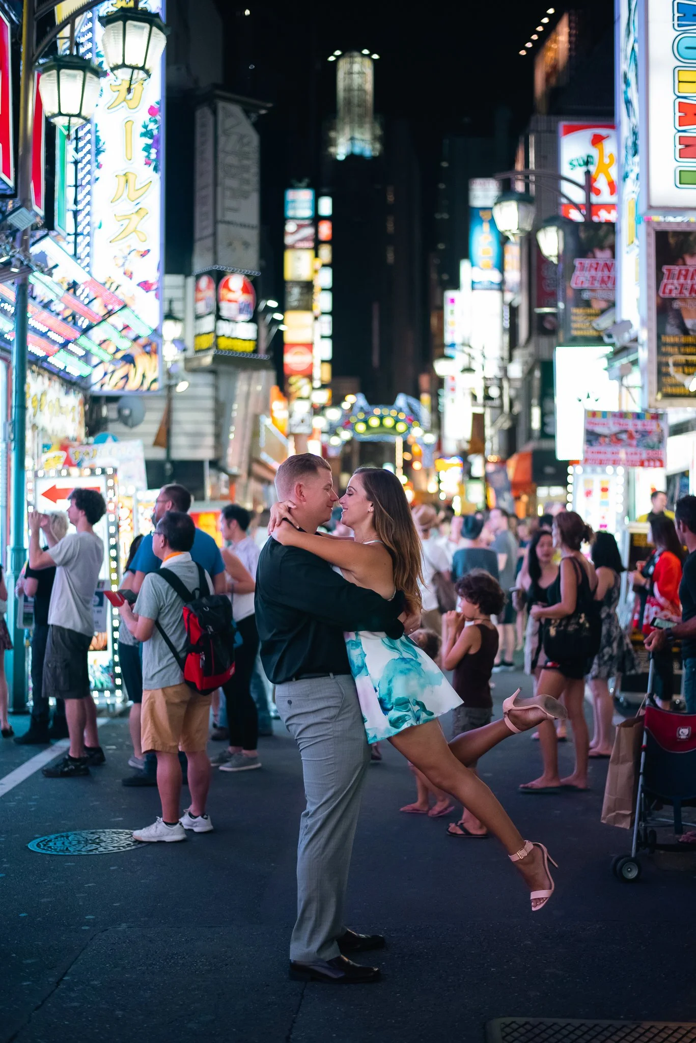 A captivating series of couple photos was expertly captured by Karen Fabiola Photo in the vibrant streets of Tokyo, Japan. The joyful couple unequivocally embraced their anniversary celebrations amidst the city’s lively ambiance. It’s important to hi