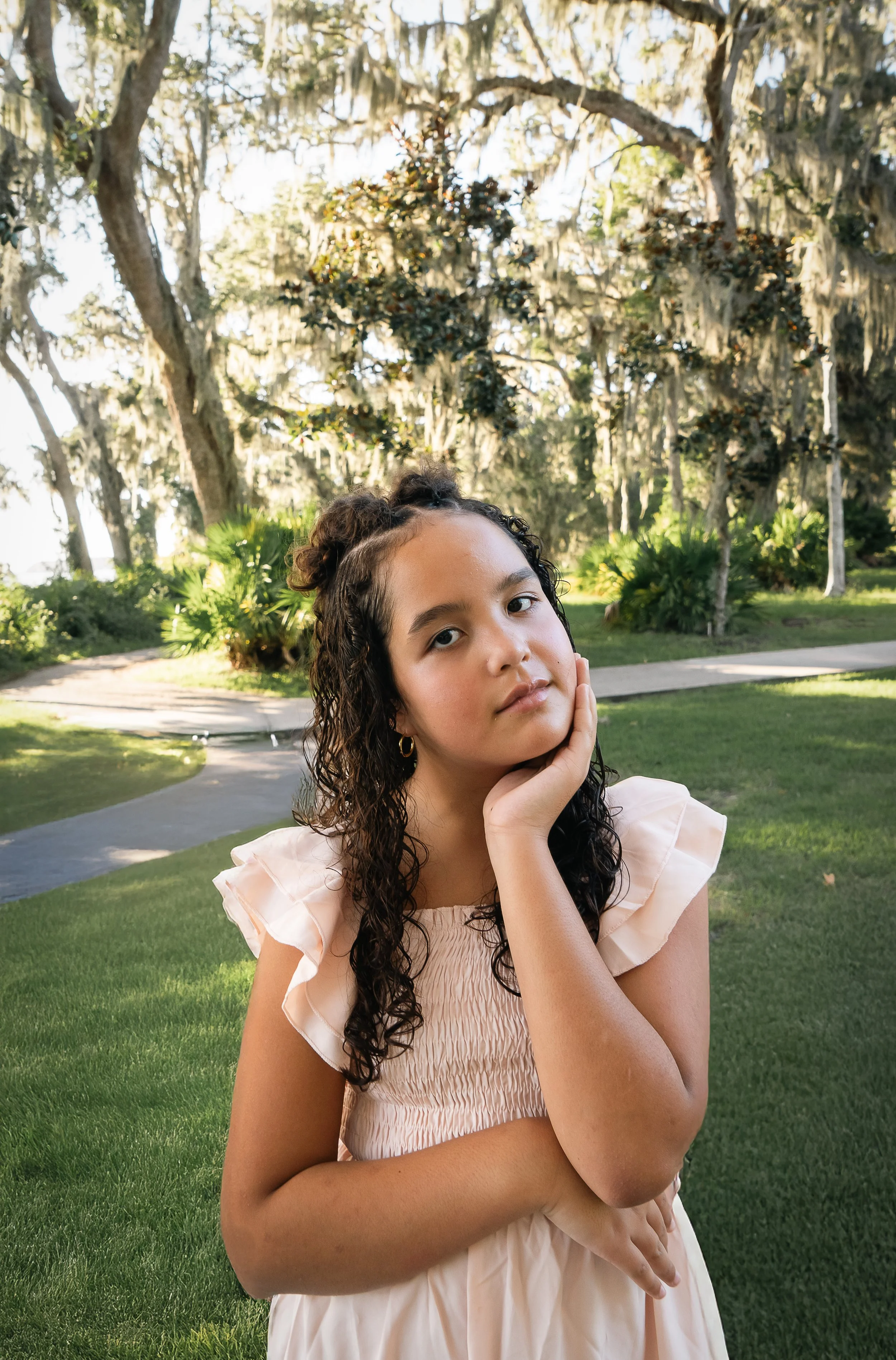 Taking family photos can be tiring and overwhelming for kids, still, she manage to show this beautiful sweet eyes.