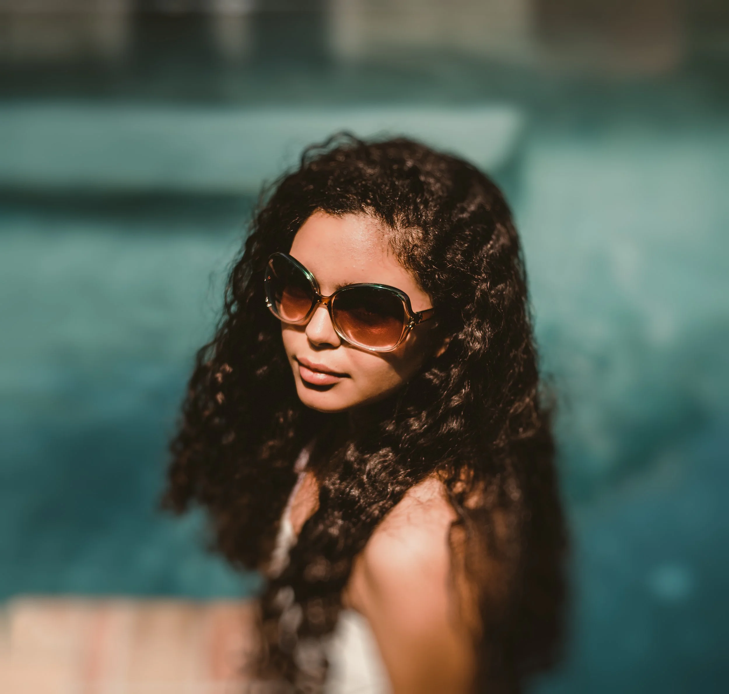 Cool Summer photoshoot near the pool By Karen Fabiola Photo