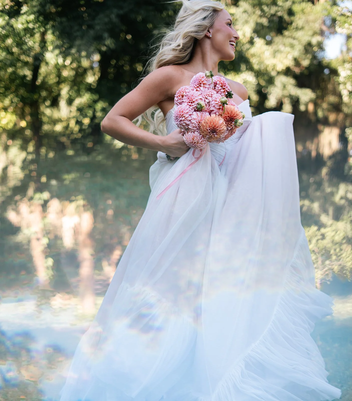 Running to happiness, simple and beautiful. Gorgeous bride with her Hera couture dress, just perfect- Karen Fabiola Photo