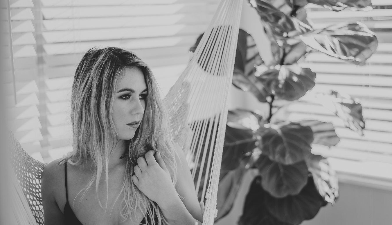 mujer observando a un lado sentada en una hamaca- karen fabiola photo