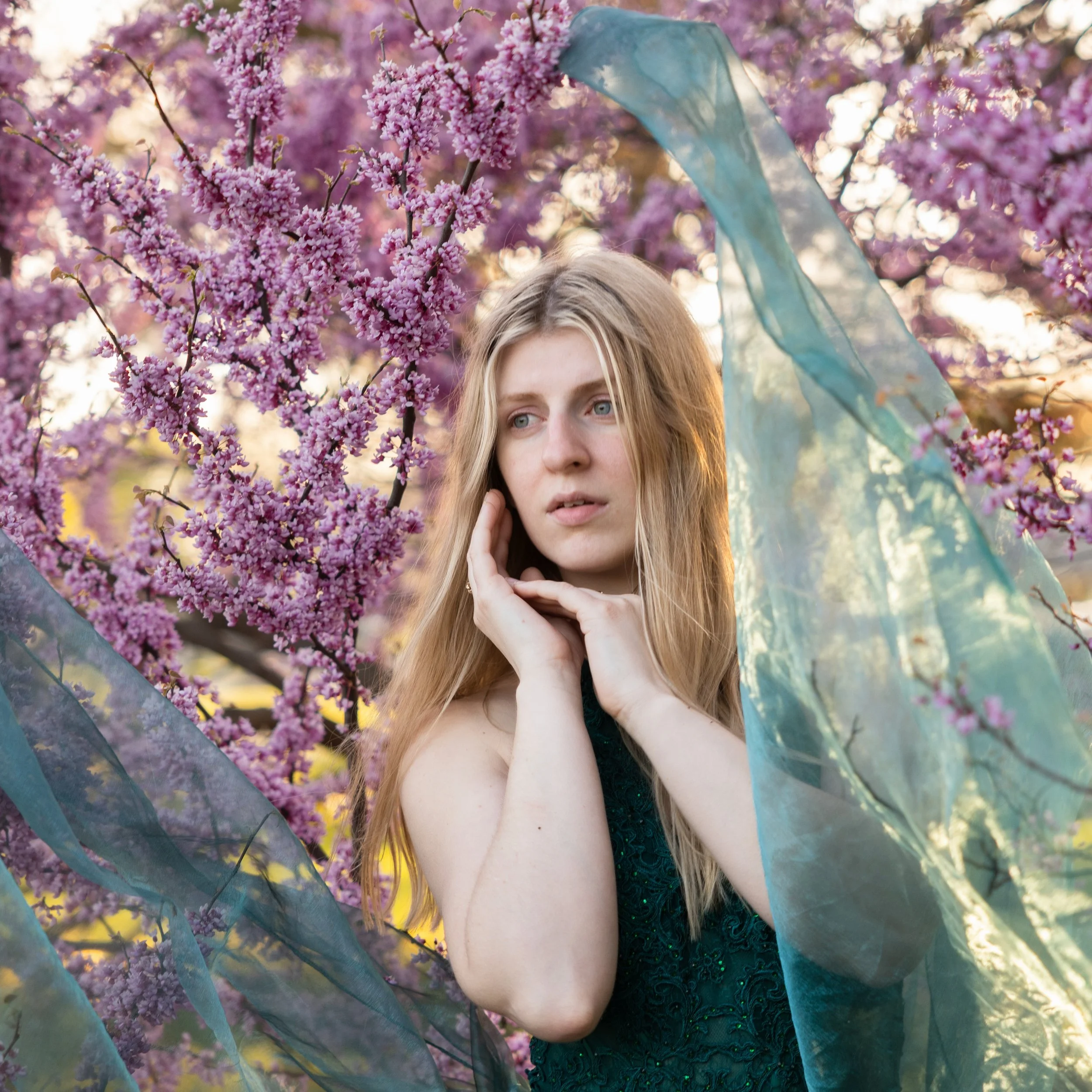Girlhood is putting on your prettiest dresses and frolicking in the fields while taking photos 😌

You will be seeing many more photos from this shoot just you wait 🤭

Such a fun model shoot with these amazing ladies. Shoutout to @kraclrphoto for pu
