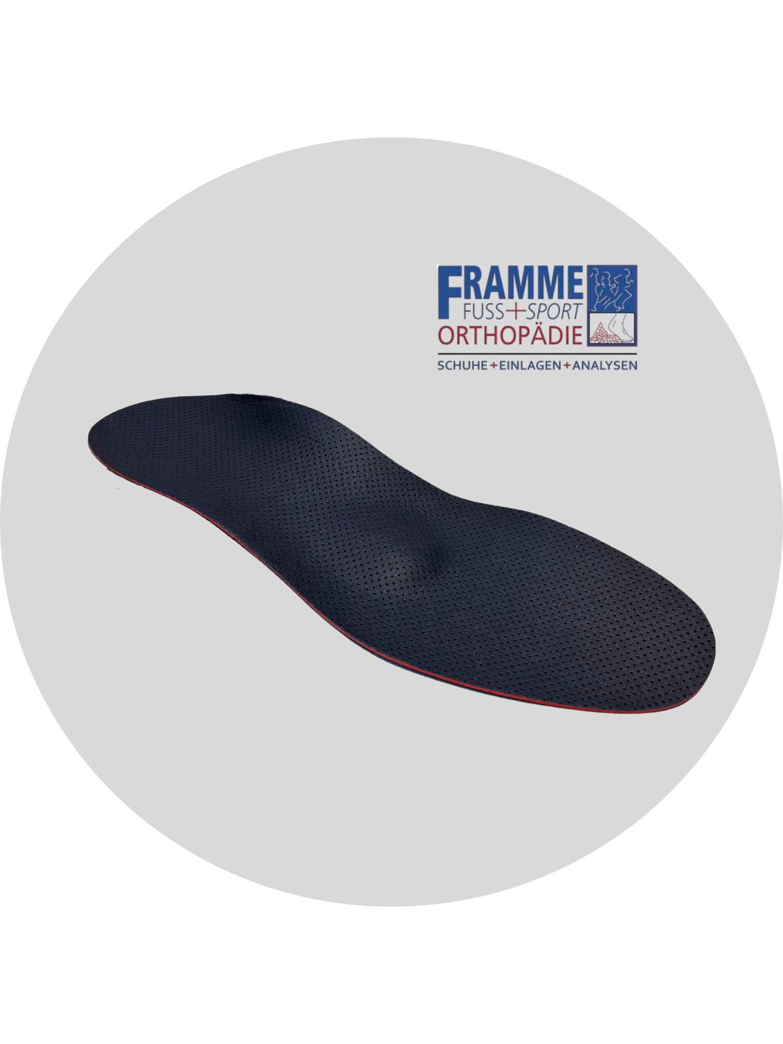 Ein schwarzer orthopädischer Einlegesohlen mit perforierter Oberfläche auf beigem Hintergrund, mit Logo "Framme FUSS+SPORT Orthopädie" für Schuhe, Einlagen und Analysen.