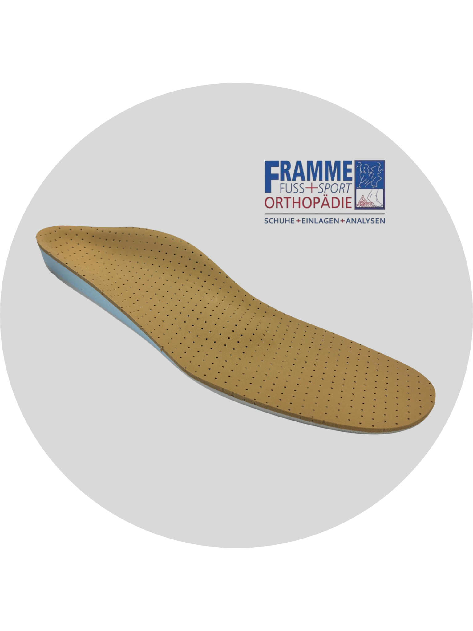 Eine Hand hält eine kleine Gabel mit der Aufschrift 'DNA 528', während eine andere Person mit lackierten Fingernägeln im Hintergrund ihren Fuß zeigt.