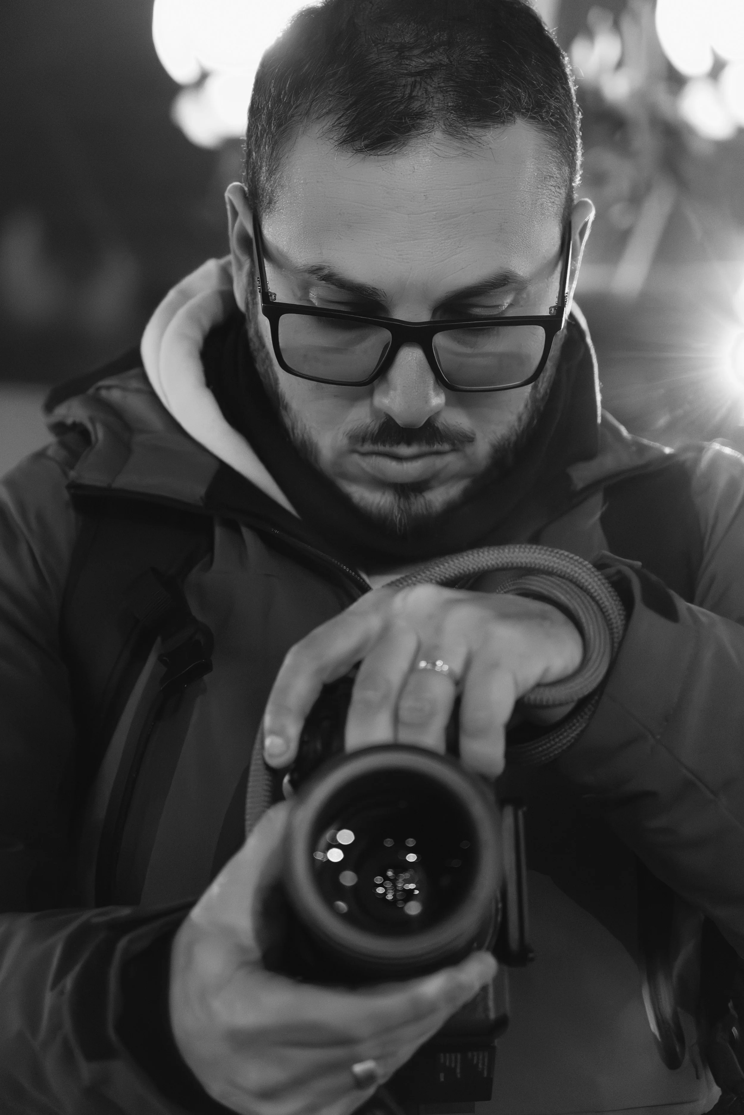 Ritratto di un uomo che si sta scattando una foto di sé stesso con la fotocamera