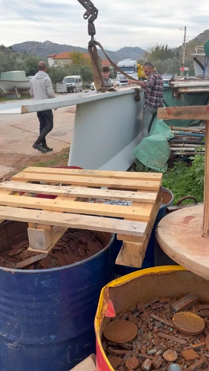 The iron keel at present unfilled is lifted to be placed upon the trailer