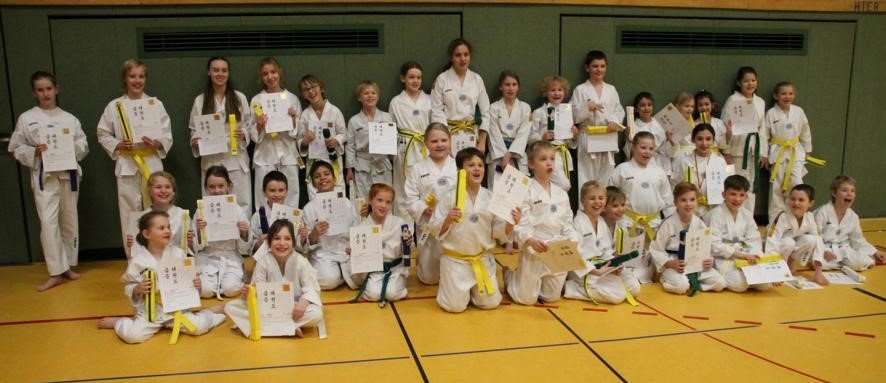 Gürtelprüfung und Ehrungen für Ehrenamtstätigkeiten beim Taekwondo Sport Letmathe