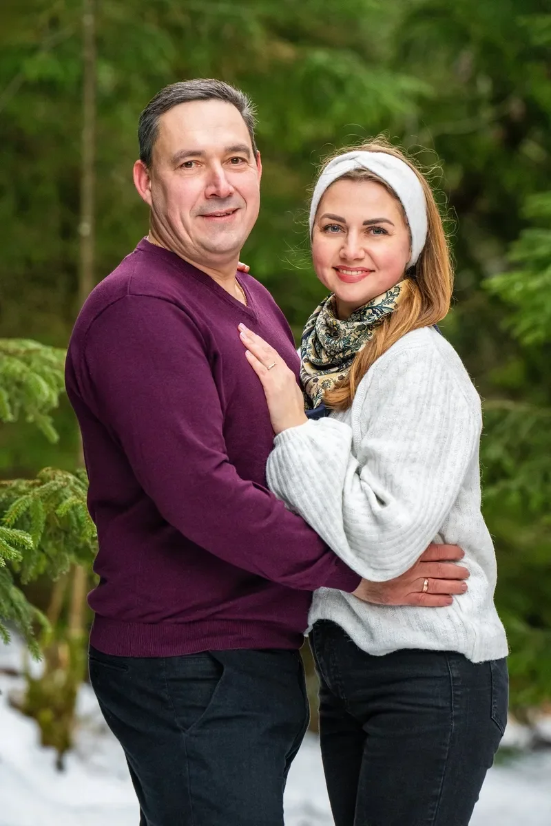 couple hugging outdoors in the dolomites