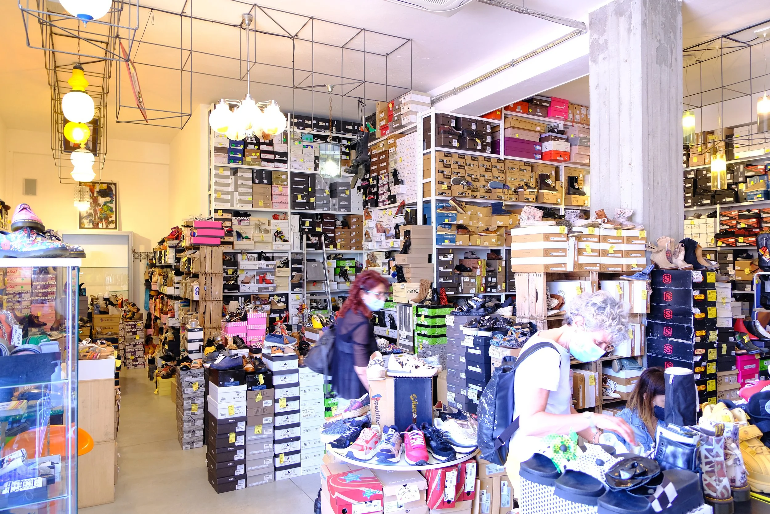 Interno Ben Nevis Outlet Cesenatico Via Aurelio Saffi 52. Scarpe e abbigliamento.