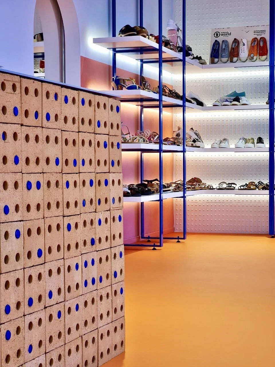 Interno negozio Emporio Ben Nevis Cesenatico, viale G. Carducci 8.