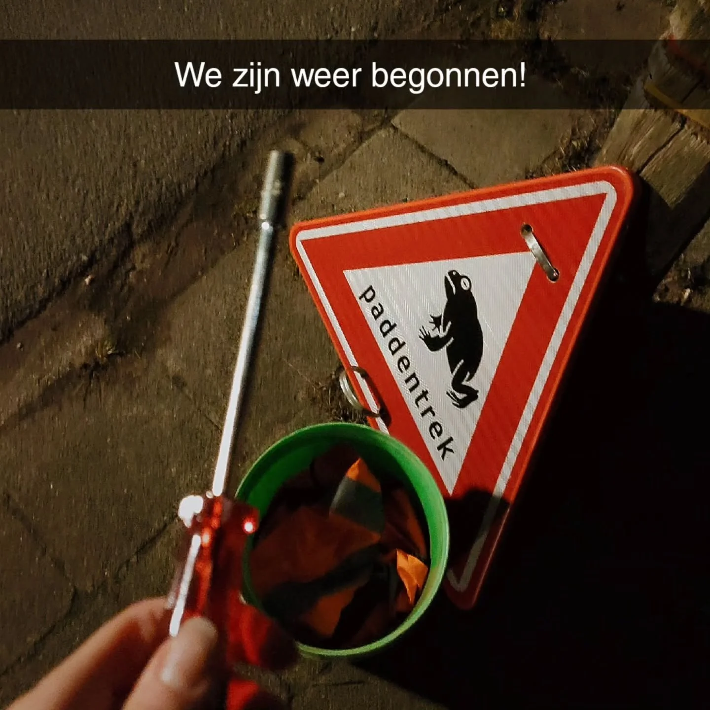 Het is zo ver... We hangen de borden weer op!
We hebben nog 5 paddenborden over (die niet gestolen zijn) en bedekken daarmee slechts 3% van onze wegen. Ken jij iemand die borden kan maken of sponsoren? We horen het graag, ze zijn hard nodig. Zowel vo