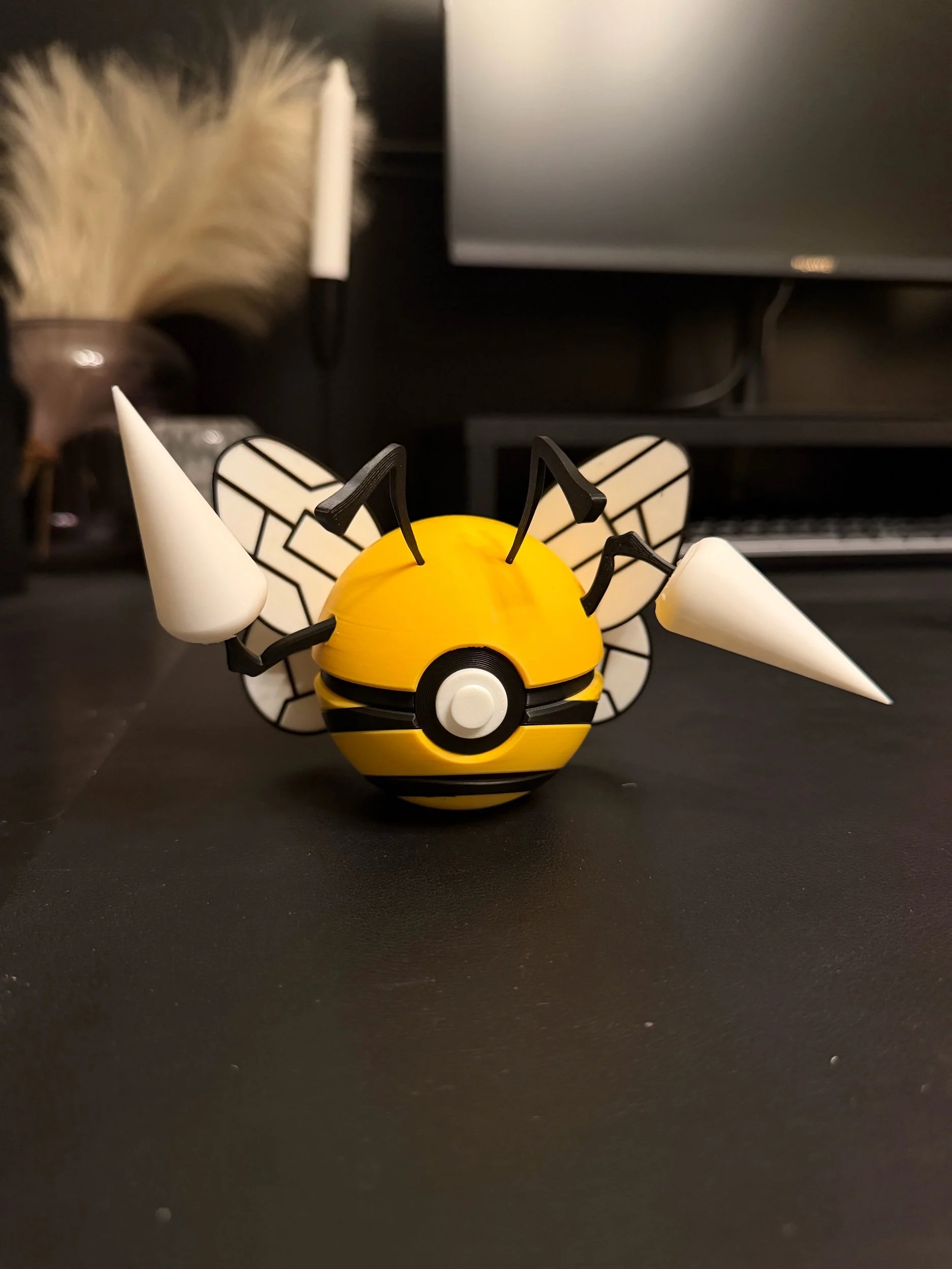 0015 — Beedrill Poké Ball