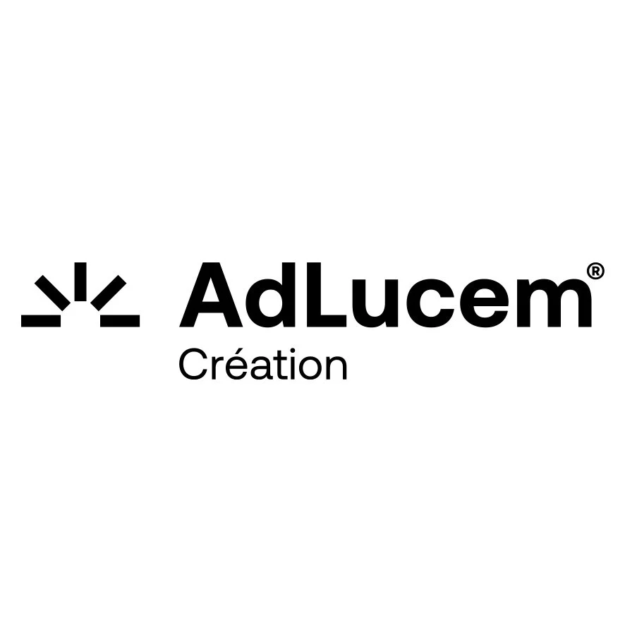 Logo de la société AdLucem avec une icône stylisée et le texte 'AdLucem Création' en noir sur fond blanc.