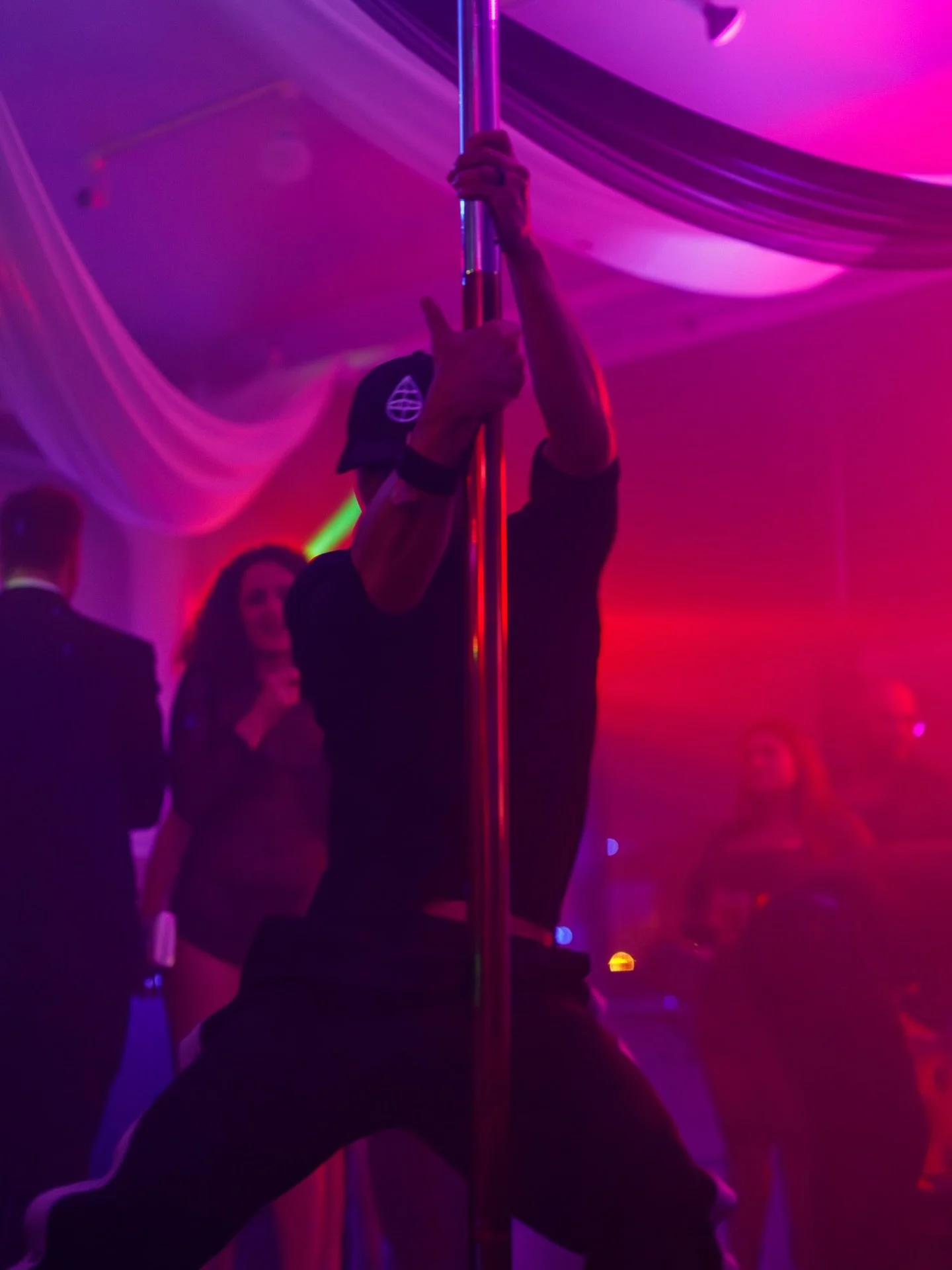 hold tight 🪩

📸 @rmarinphoto at The Strip: A Vegas Themed Dance &amp; Play Party, August 15, 2025

🌑🦉🎰

#NightOwls #TheStrip #Immersive #nycevents #nycnightlife