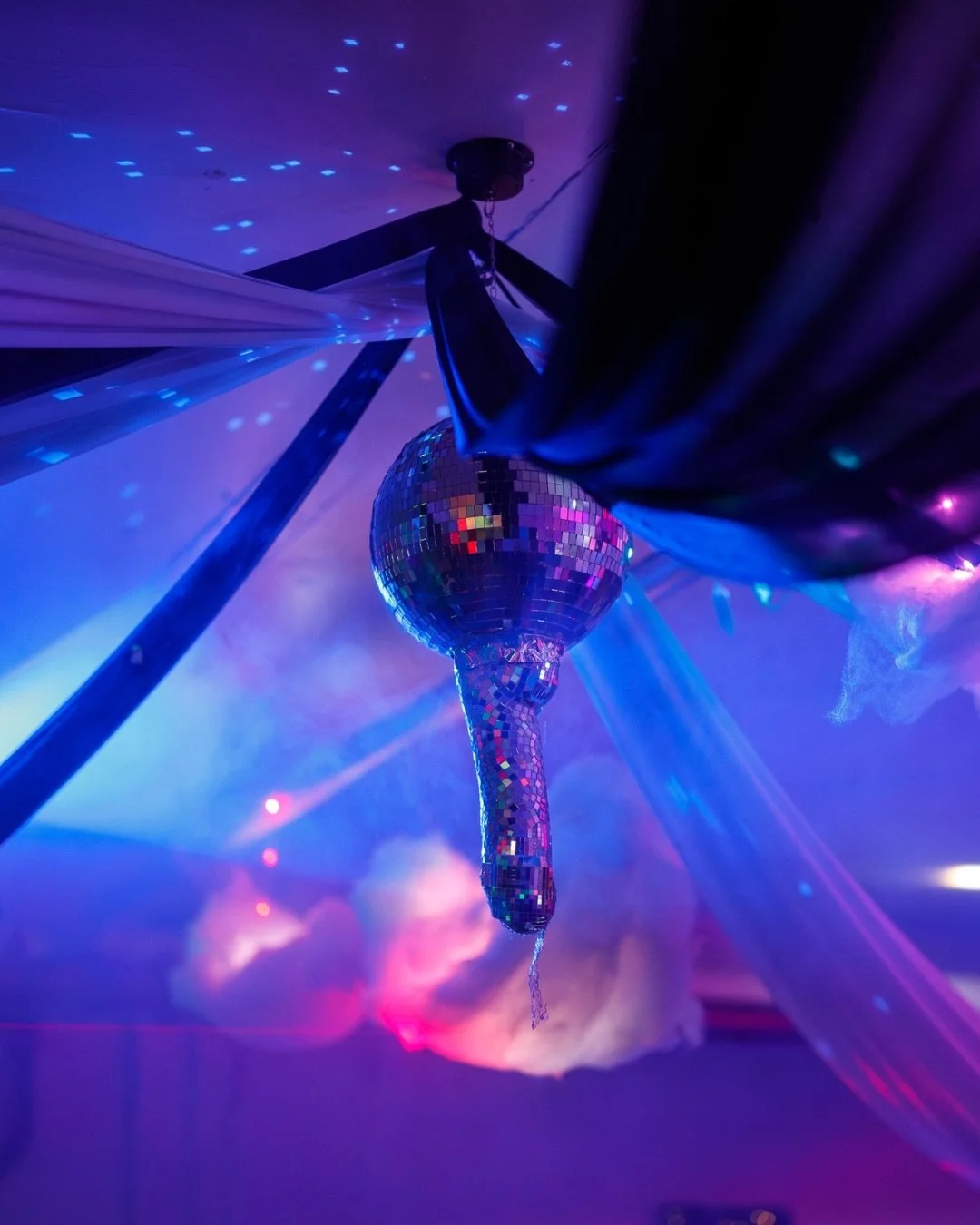 If there&rsquo;s a dickscoball, we&rsquo;re staying 🌑🦉😋

#NightOwls #discoball #NYCnightlife #ImmersiveEvents #DanceParty