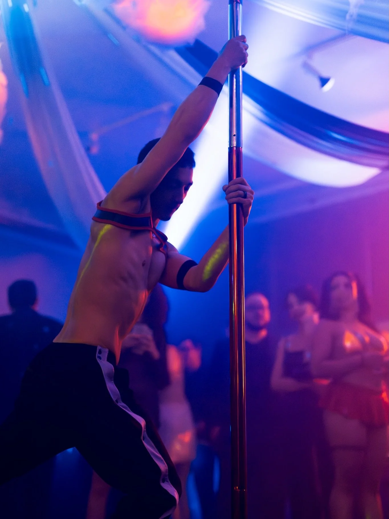 Back to claim pole position. 🌑🦉💫

#NightOwls #poledance #immersiveevents #nycnightlife #performersnyc