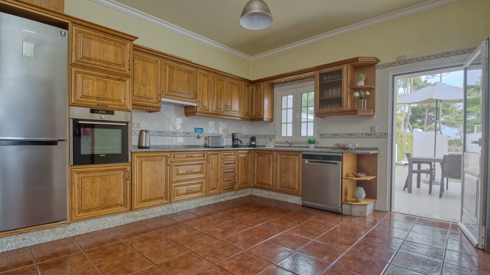 Spacious-Kitchen-with-Modern-Appliances.jpg