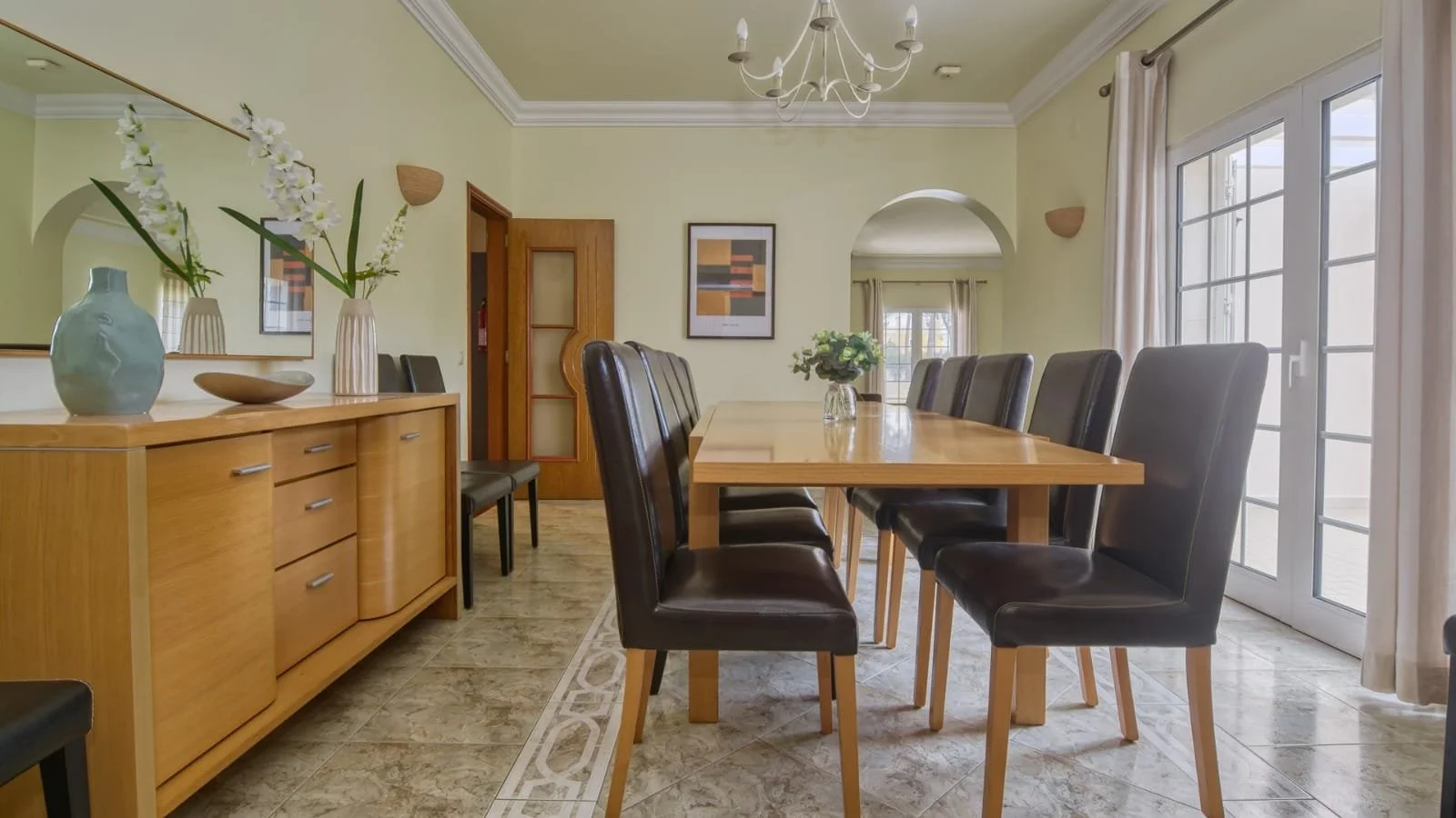 Family-Friendly-Indoor-Dining-Table-for-Memorable-Meals.jpg