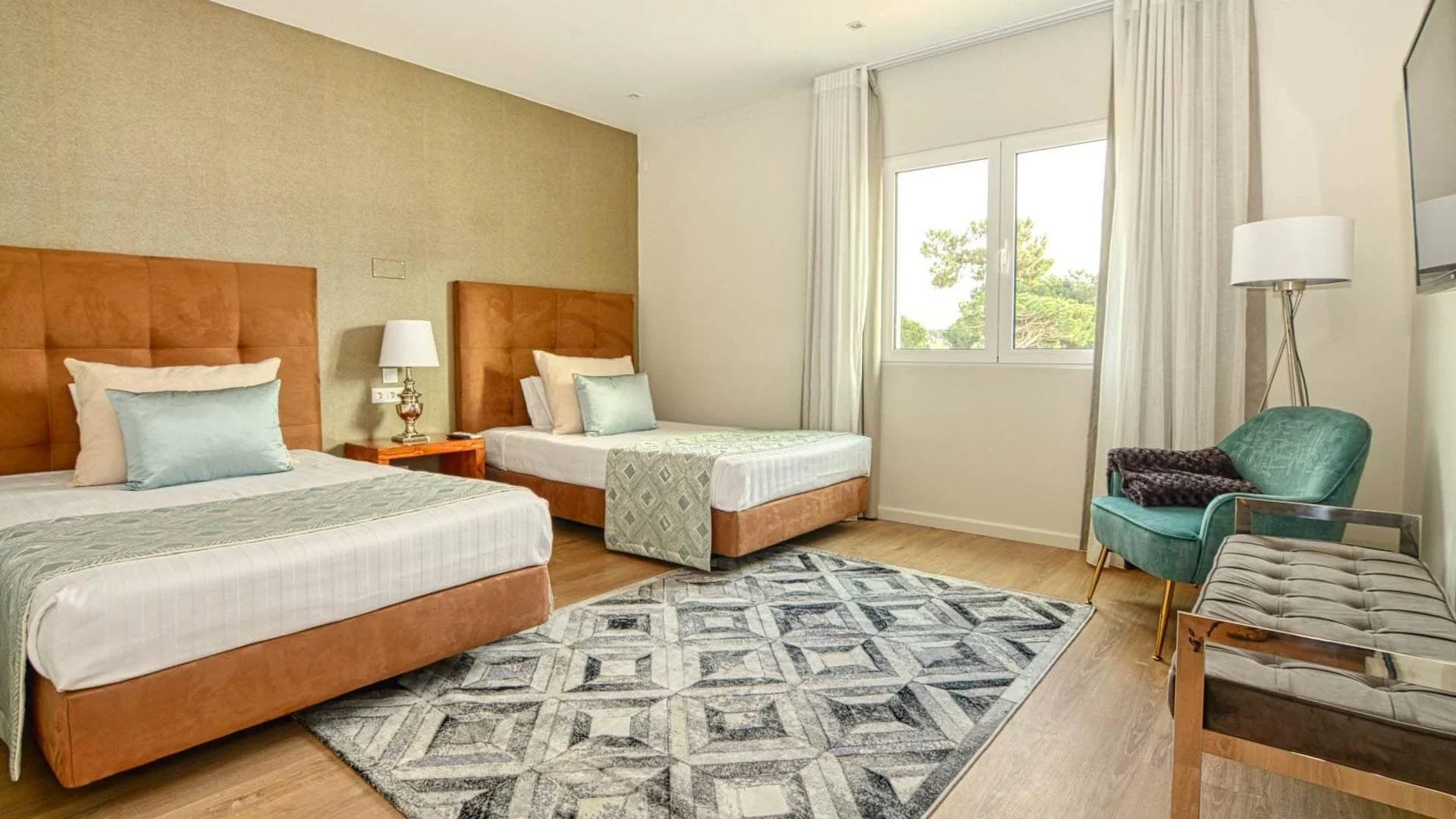 Ensuite-Twin-Bedroom-With-Modern-Amenities-Portugal.jpg