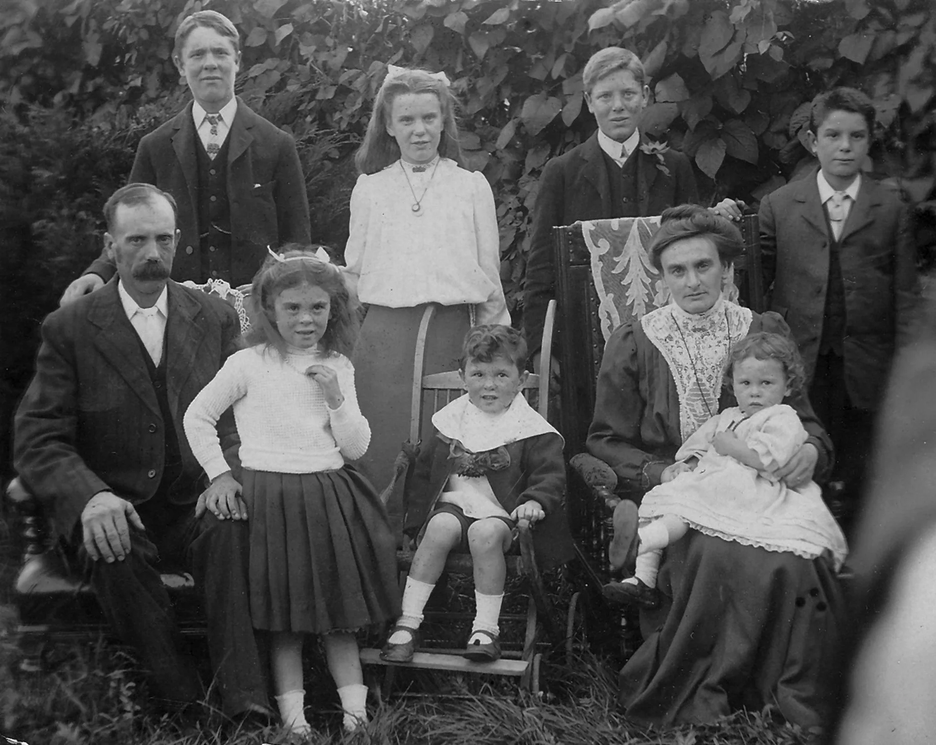 Henry Charles Jones at Pella Farm with his eldest children standing L-R: George, Elsie, Reginald and Albert, and with Ivy, Carey, and Edith May in the front with their mother Harriet. Henry's second wife.