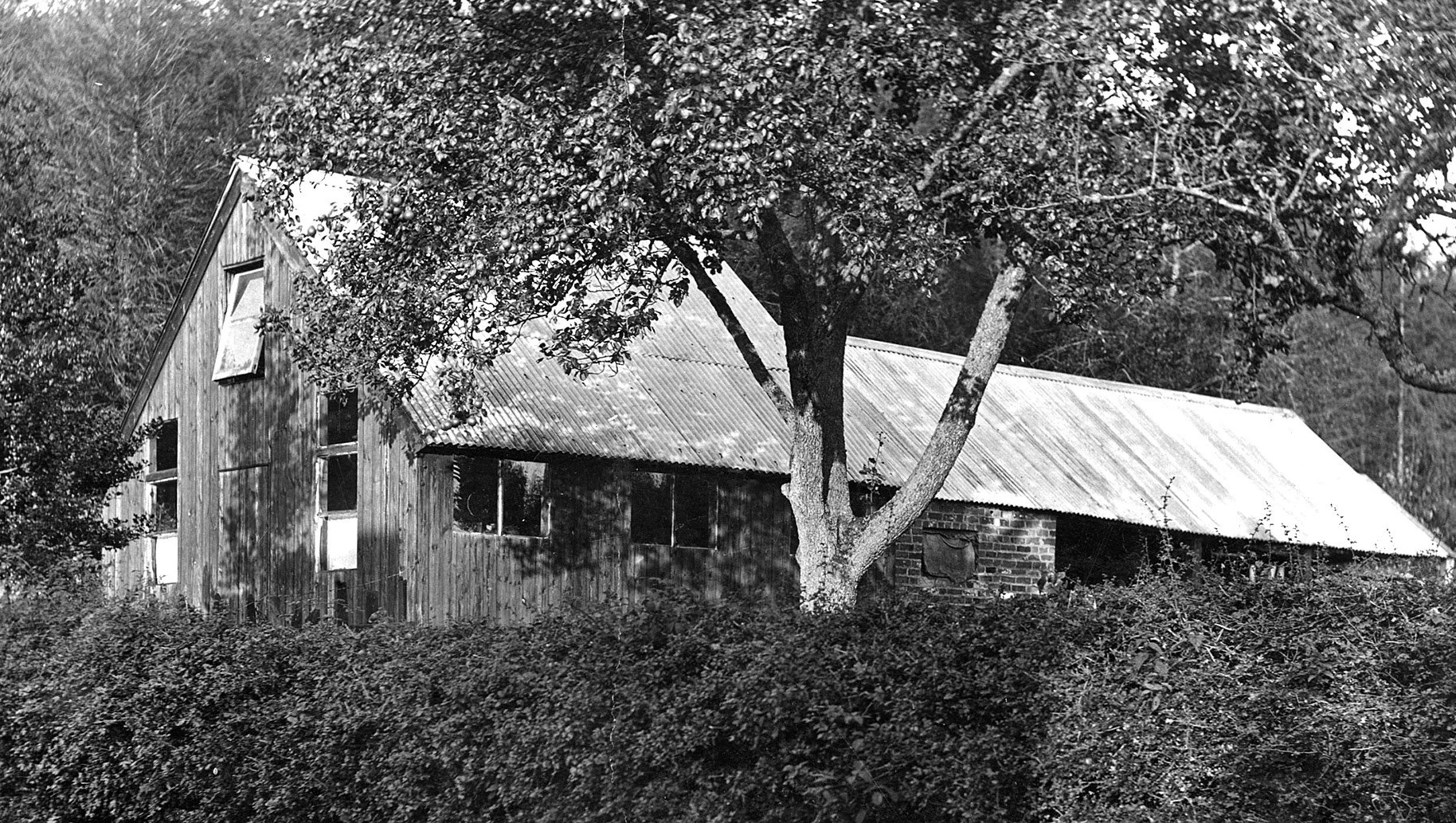 Built in 1887, Four Oaks Chapel was later moved on rollers across the road in 1919 to a new site on land given by George Chapman, with additional land later given by his son Howard for the burial ground