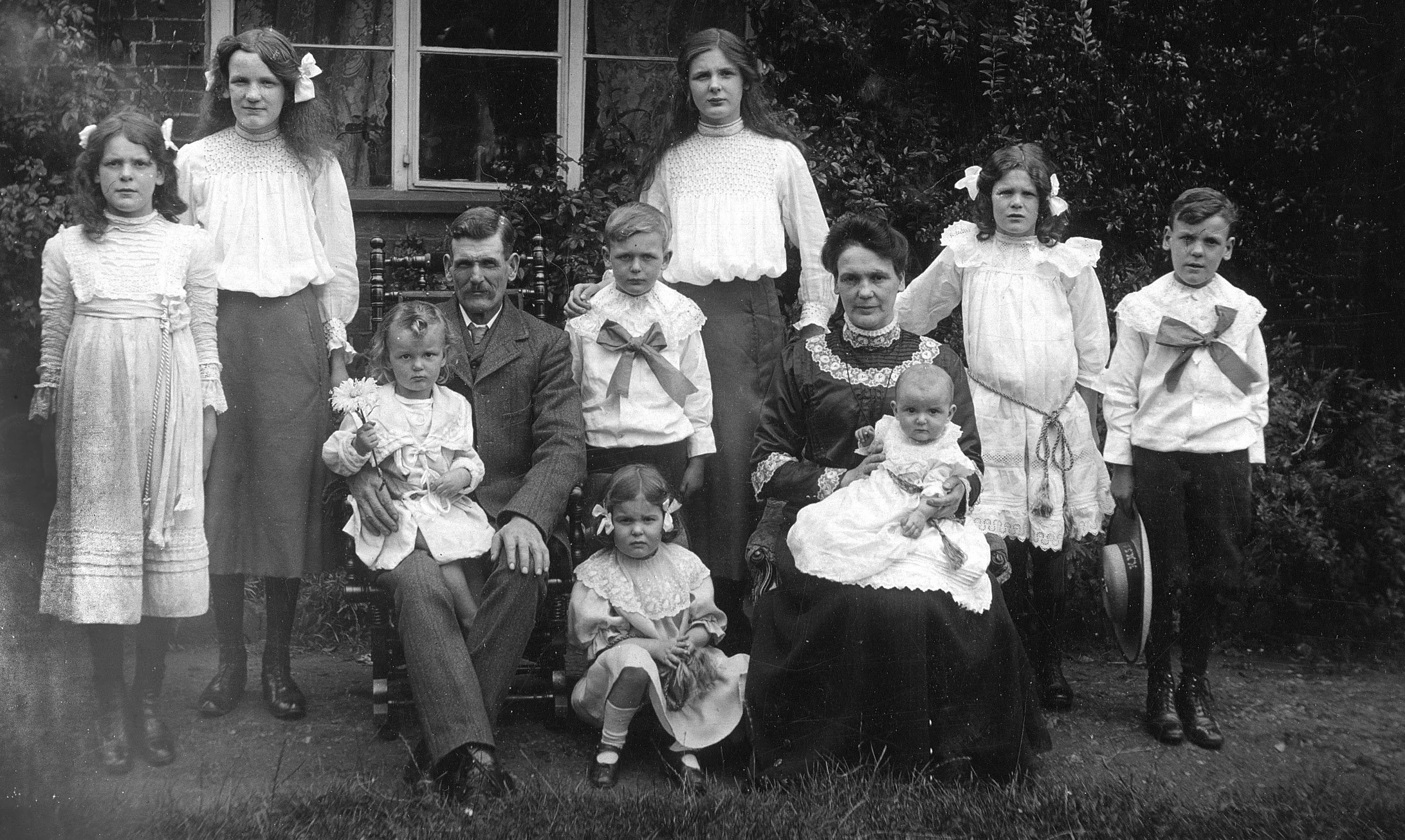 George and Annie Goulding and family at Holders Farm in 1912.  Children standing L-R: Gertrude, Lillie, Reginald, Mabel, Dorothy, Harold. Children seated L-R: Leslie, Millicent and Florence (Flossie)