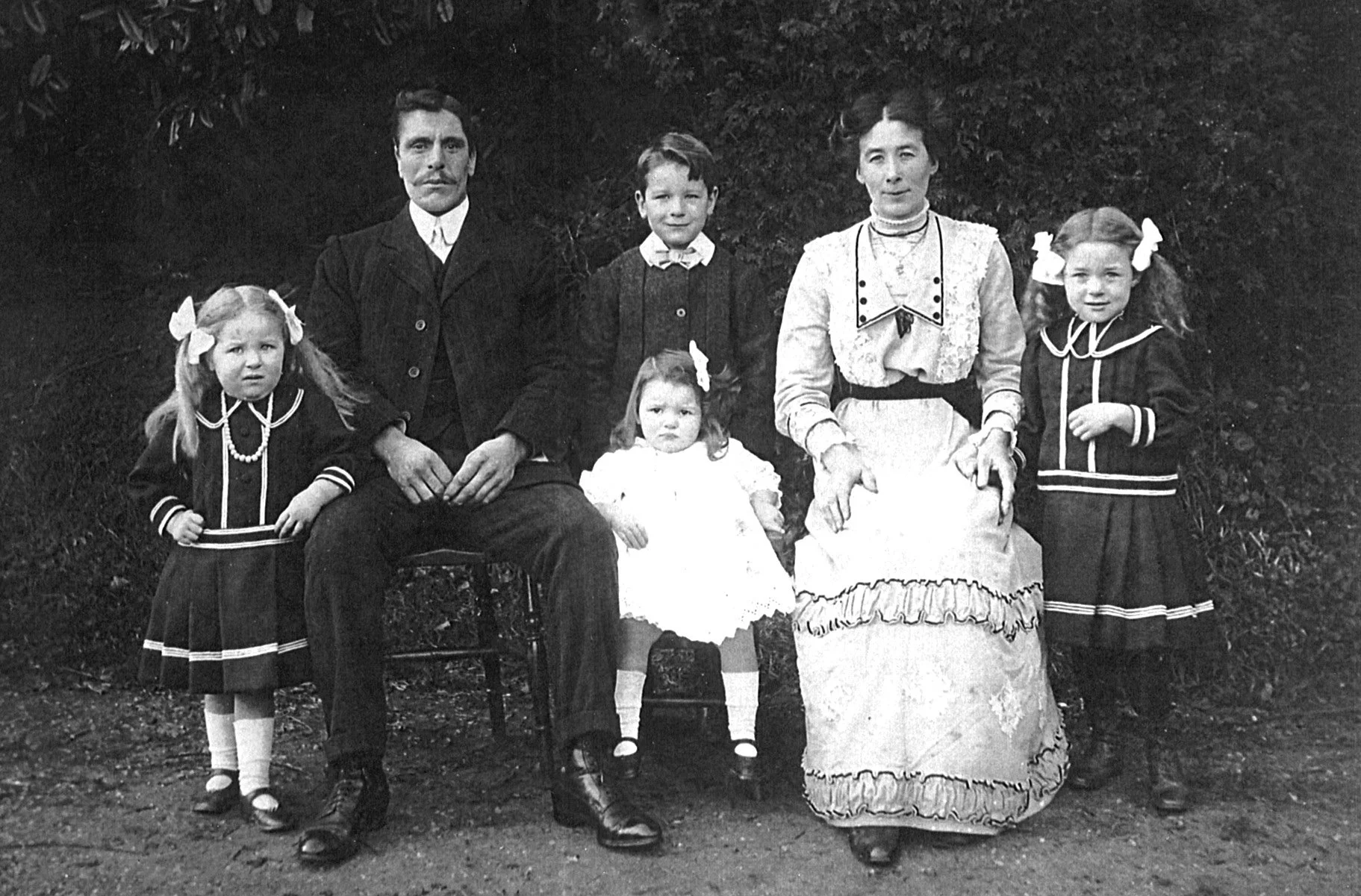 John and Charlotte Goulding of Line House Farm in 1912 with their children, L-R: Marjorie, Horace, Phyllis and Olive