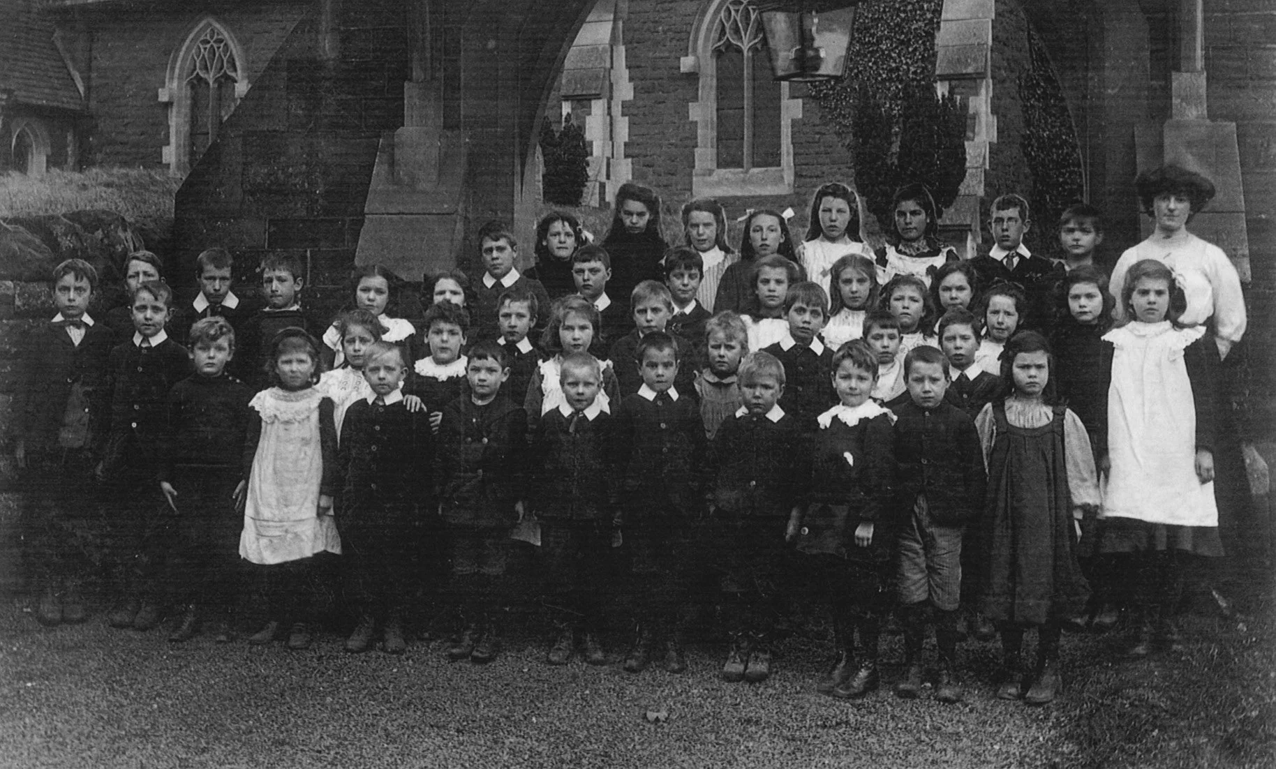 Oxenhall School teachers and pupils in 1913