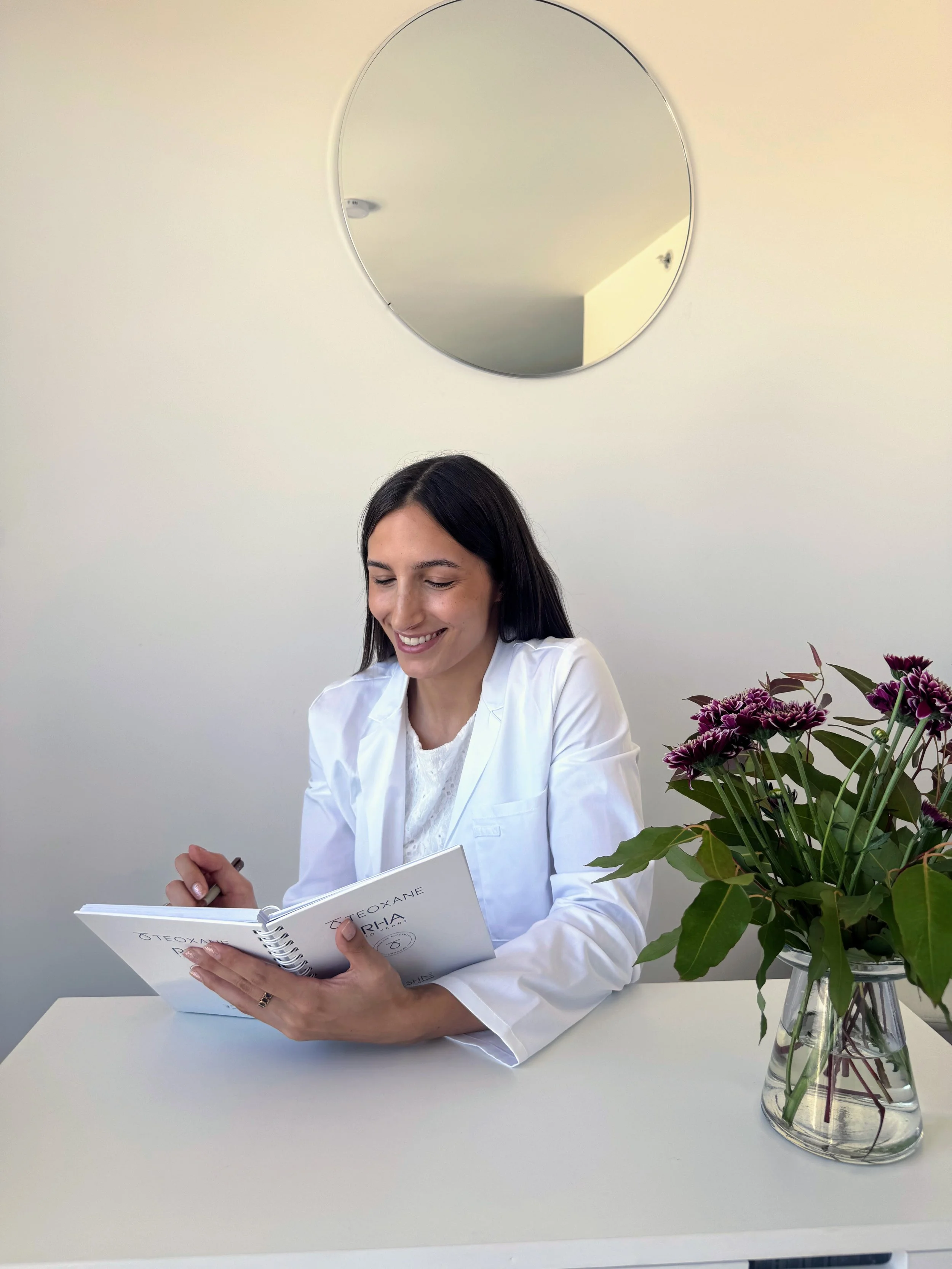 Doctora Maite Alvarez, creadora del Studio Maite Alvarez. Médica egresada de UdelaR y especializada en medicina estética por la Universidad de Montevideo (UM).