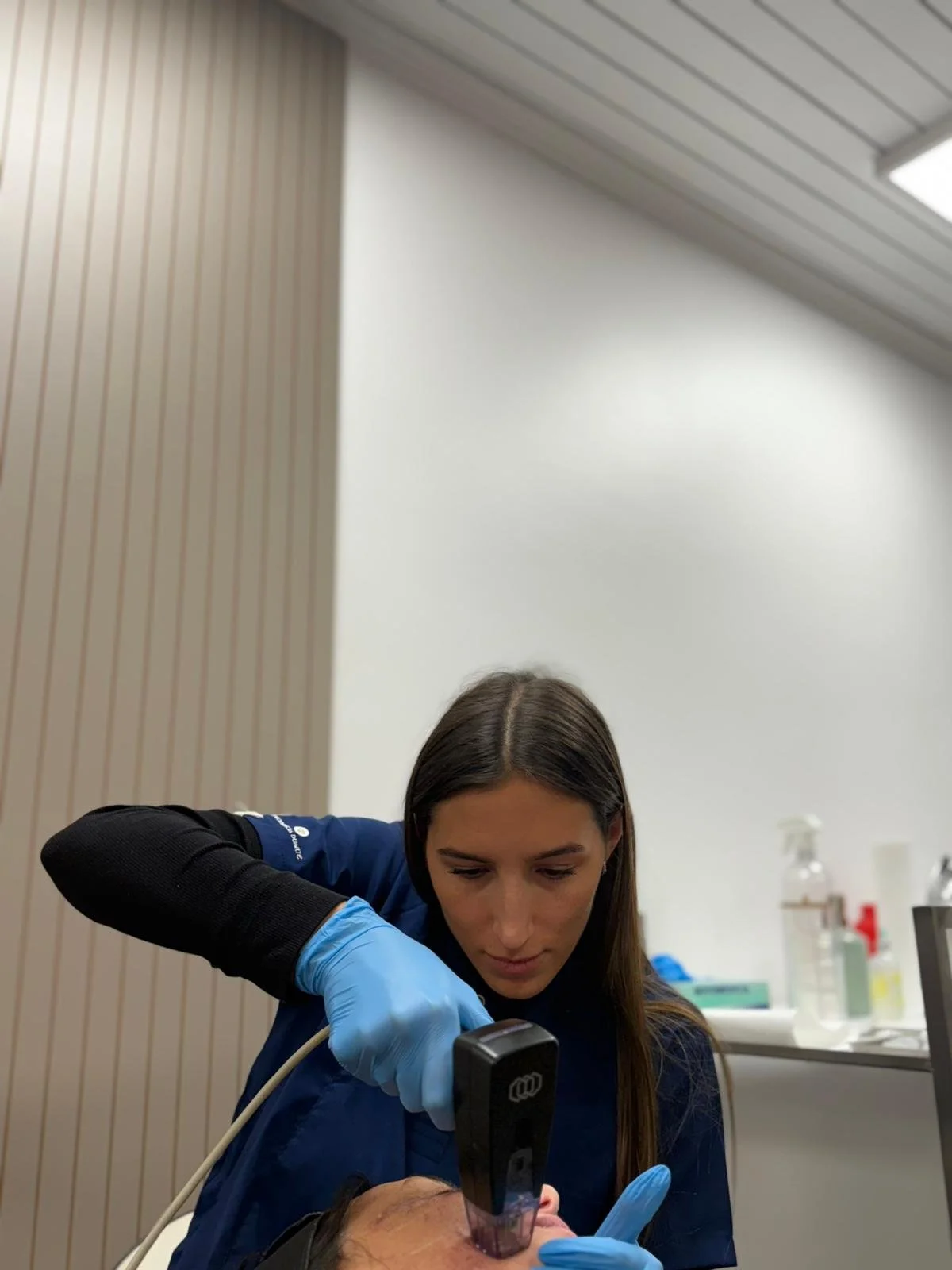 Doctora Maite Alvarez especialista en medicina estética, en Studio Maite Alvarez aplicando un tratamiento facial con Morpheus 8 para tratar adiposidad y estimulación de colágeno y elastina, en una paciente de edad media. 