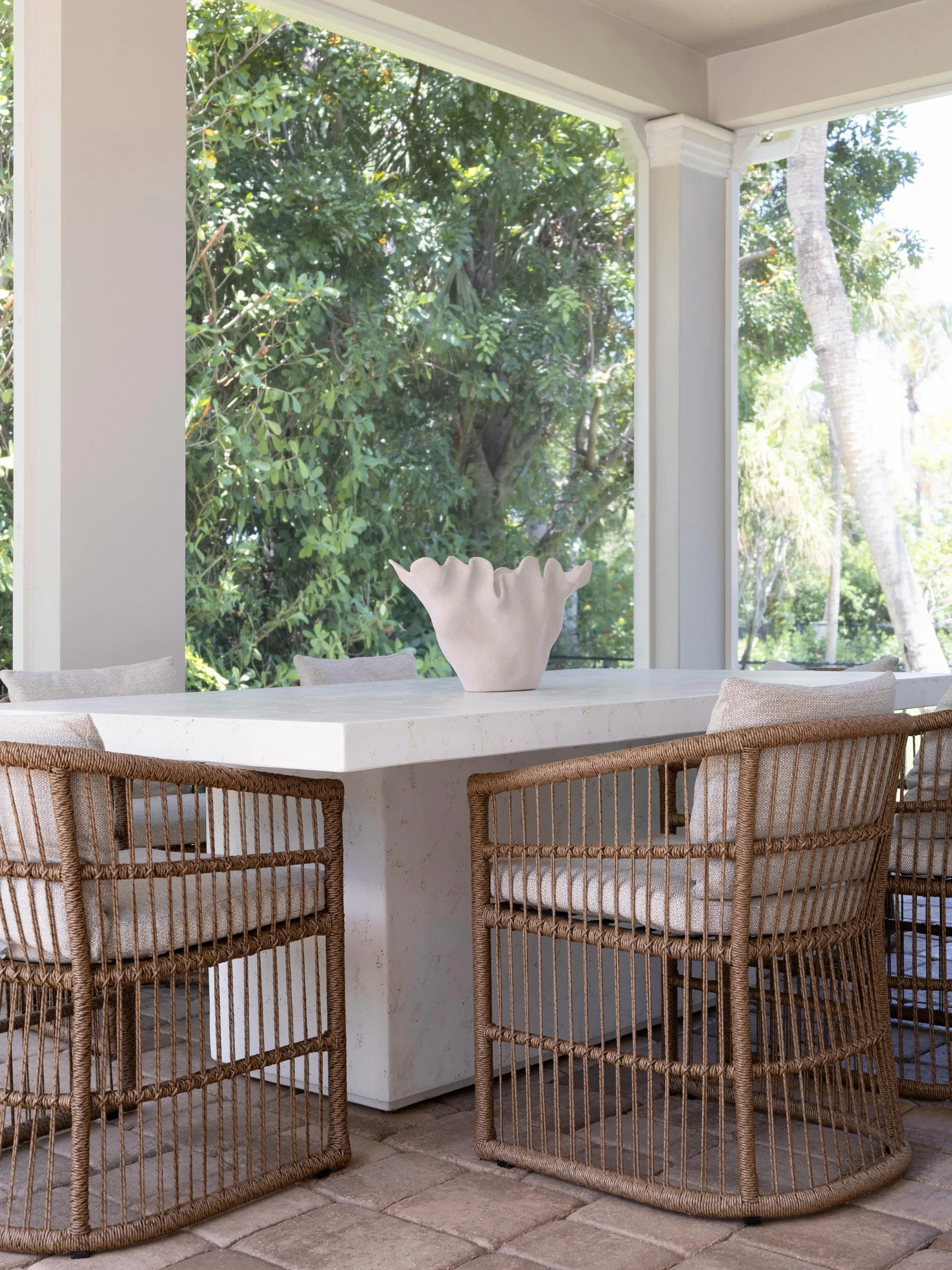 Tonight&rsquo;s gray skies inspired me to post this sunny and relaxing outdoor dining area. Our client says she loves to work here, and I can&rsquo;t blame her 🌞 

📐Full-Service Interior Design @crystaldesignco 

&mdash;
luxury interior design orla