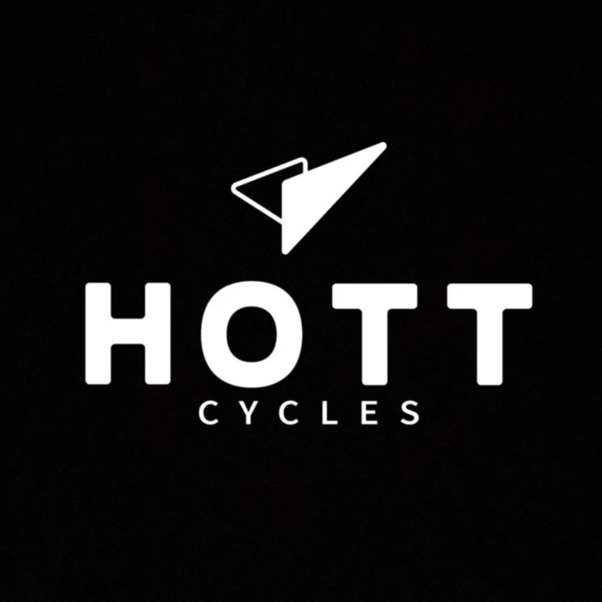 Schwarzer Hintergrund mit weißem Logo von HOTT Cycles, bestehend aus einem stilisierten Fahrrad-Icon und dem Markennamen.