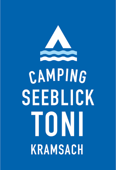 Camping-Logo mit Wasserwellen, Bergen und Text 'Camping Seeblick Toni Kramsach' auf blauem Hintergrund.