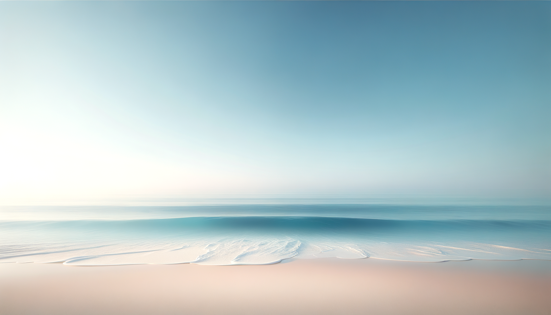 Himmel über ruhigem Meer mit sanften Wellen am Strand