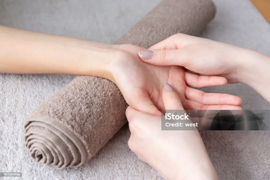 Jemand gibt einer Hand eine entspannende Reflexzonen-Massage. Die Hand und/oder Füße spiegeln energetische Bahnen unserer Organe und Körperregionen wieder... Das Gleichnis-Sowohl, als Auch, wie     Innen so Außen!