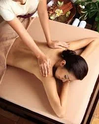 Frau erhält eine Meridian-Druck-Massage (Shiatsu) eine meiner energetischen Heilmassage Techniken. Wenn der Verstand schweigt, spricht die Seele. Dein Wohlfühlmoment.