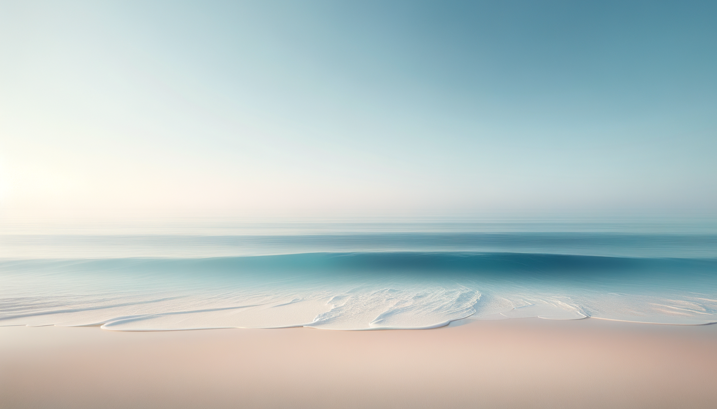 Ein ruhiger Strand mit weißen Sand, sanften Wellen und einem klaren hellblauen Himmel, symbolisch für deinen Moment der Stille um durch energetische Heilmassage zu dir Selbst zufinden