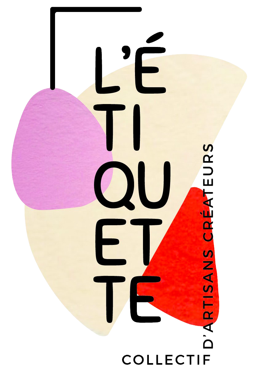 Illustration avec des formes abstraites colorées en violet, beige et rouge, avec du texte en français "L'ÉTIQUETTE D'ARTISANS CRÉATEURS" et "COLLECTIF".