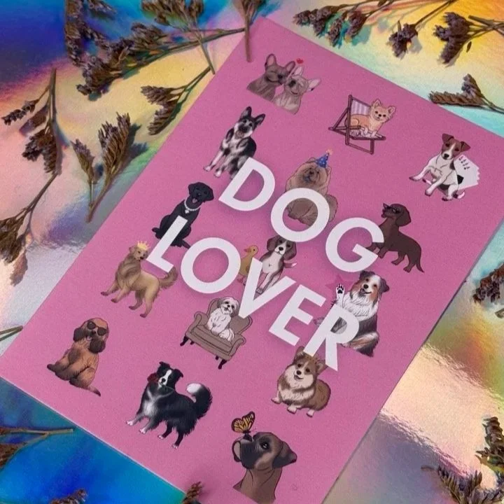 Une illustration de plusieurs chiens de différentes races sur une affiche rose avec le texte "DOG LOVER".