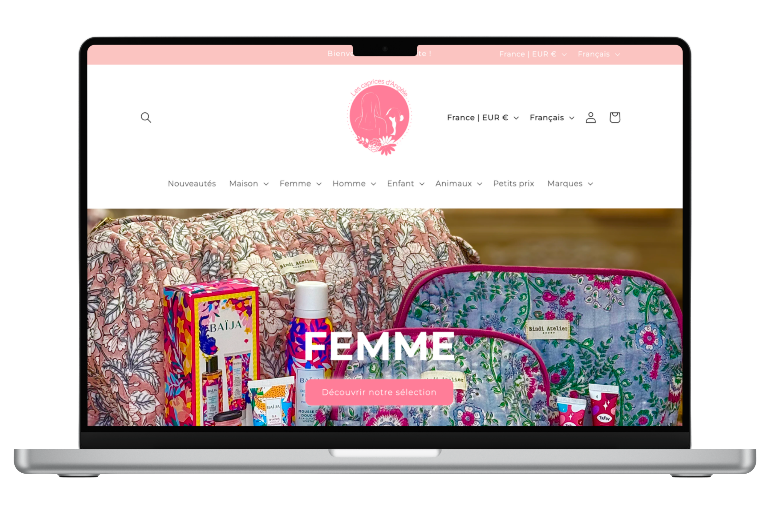 Capture d'écran d'une page d'accueil d'un site web de produits pour femmes, avec des trousses, des emballages colorés et des produits cosmétiques, en thème rose et floral.