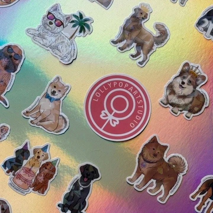Une collection d'autocollants représentant des chiens de différentes races avec une palette de couleurs pastel en arrière-plan et un logo central "Lollypopartstudio".