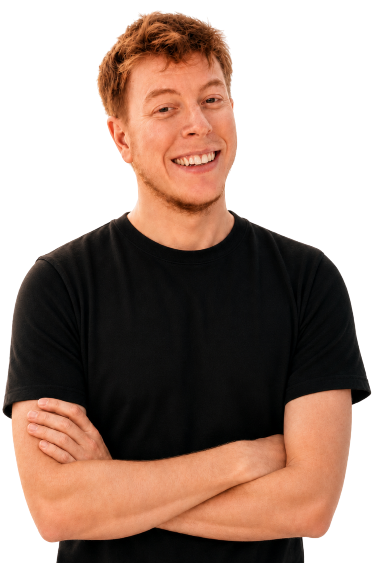 Junger Mann mit rotem Haar, kurz geschnitten, trägt schwarzen T-Shirt, lächelt freundlich, Arme verschränkt.