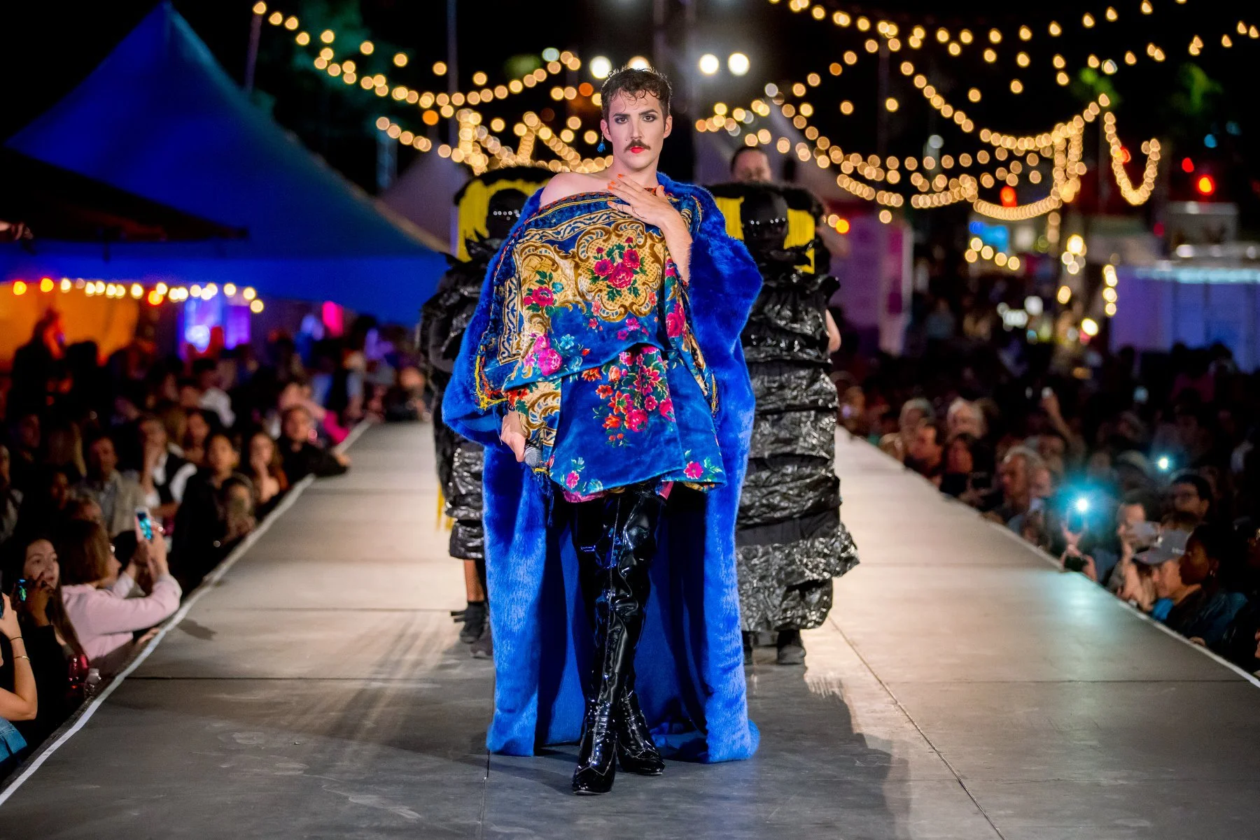 PERFORMANCE DE L'ARTISTE ROSARIO CAMÉLÉON POUR LE DÉFILÉ DU COLLÈGE LASALLE PENDANT LE FESTIVAL MODE ET DESIGN