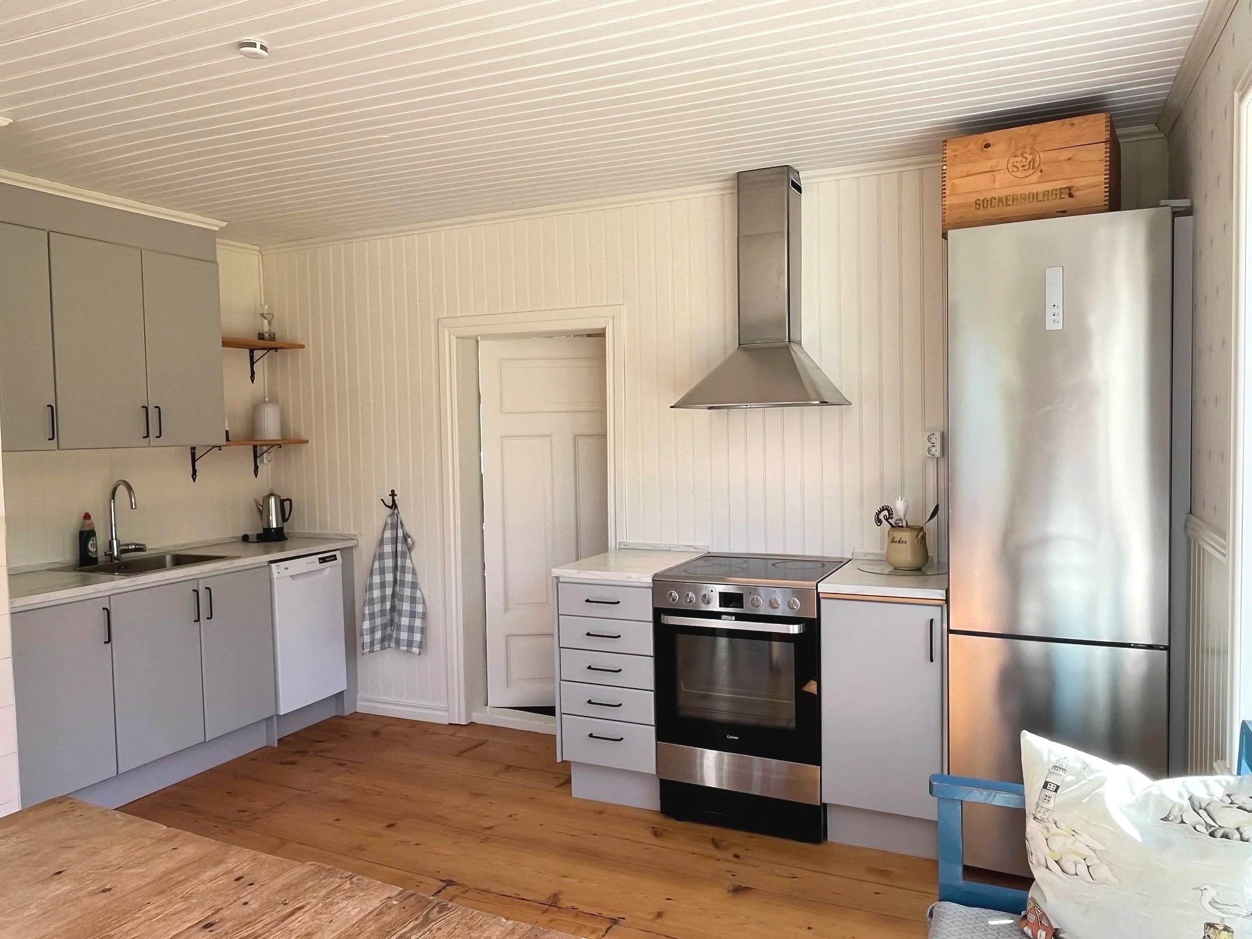 Modernt kök med spis och generösa arbetsytor i huset på Ulvön