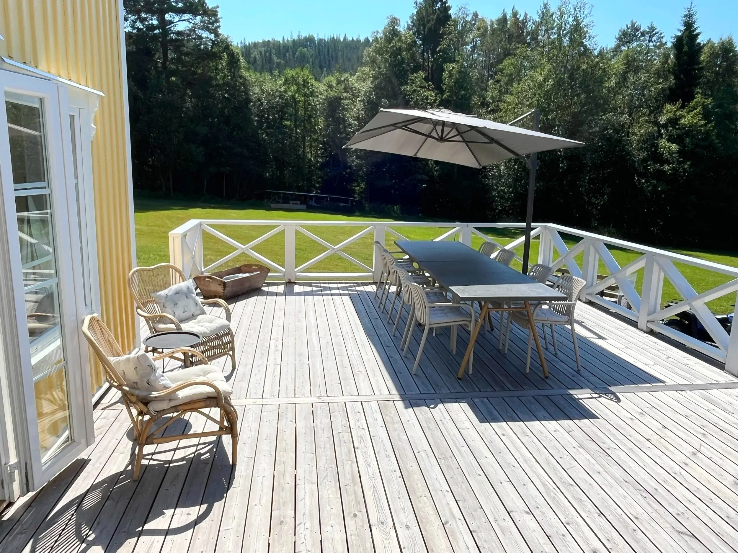 Stor västvänd altan med utekök och grill på Änget, Ulvön i Höga Kusten