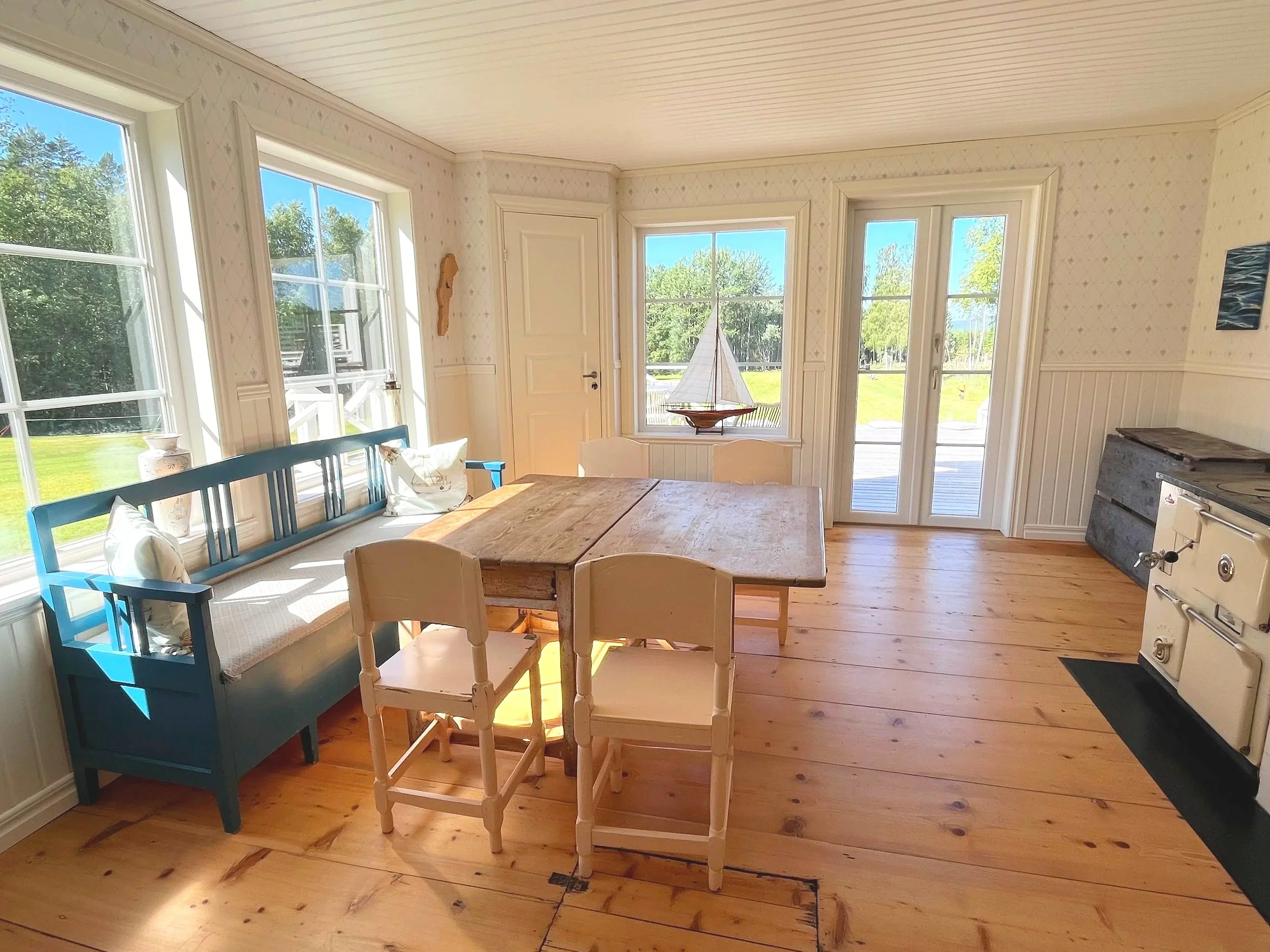 Stor matplats i köket på Änget, ett boende på Ulvön nära natur och hav.